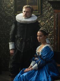 Christoph Waltz a Alicia Vikander ve filmu Tulipánová horečka