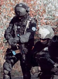 Policisté ze speciálních jednotek Švýcarska a Německa se připravují na zásah při mezinárodním cvičení.
