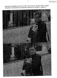 David Rath v okamžiku, kdy jej zaskočili policisté. V rukou nese krabici od vína, v níž se skrývalo 7 milionů korun.