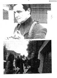 David Rath tváří tvář policejní vyšetřovatelce. V rukou stále drží krabici od vína.