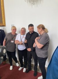 Volodymyr Zelenskyj s ukrajinskými uklízečkami