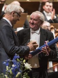Ministr kultury Ilja Šmíd ocenil končícího šéfdirigenta Symfonického orchestru Českého rozhlasu Ondreje Lenárda za přínos k šíření dobrého jména české kultury.