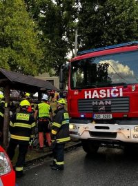 Hasiči zachraňovali osm lidí, které silný déšť uvěznil v podzemí v Moravském krasu