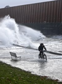 Silná bouře poškodila kolem Vancouveru na západě Kanady několik silnic.