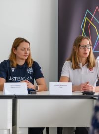 Reprezentantky Julie Doležalová a Jana Urbanová s manažerkou Hanou Schlangerovou