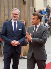 Francouzský prezident Emmanuel Macron přijel na první setkání Evropského politického společenství, jehož vznik inicioval, mezi posledními. Přivátahl ho premiér Petr Fiala (ODS).