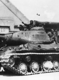 Sovětský tank IS-2 během postupu v květnu 1945 v Čechách