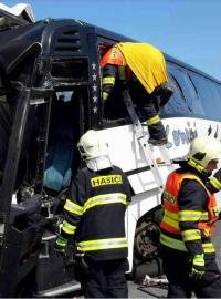 Hasiči zasahují u nehody autobusu s dětmi na dálnici D35