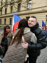 V pondělí ráno mezi demonstranty dorazil i organizátor protestů Jindřich Rajchl z neparlamentní strany PRO (Právo Respekt Odbornost)