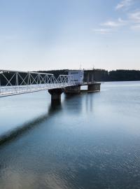 Přehrada je jako zdroj pitné vody veřejnosti normálně nepřístupná. Den otevřených dveří se konal na závěr projektu Českého rozhlasu Týden vody.