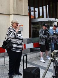Před úřad Prahy 6 jsou svolané demonstrace zastánců ponechání pomníku Koněva na místě. Promluvila na nich Jana Volfová, předsedkyně České Suverenity