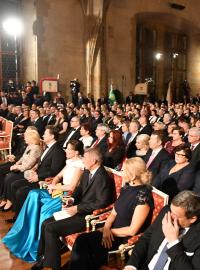 V první řadě sedí i premiér Andrej Babiš nebo předseda Poslanecké sněmovny Radek Vondráček