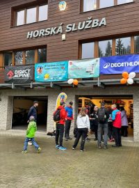 Pochodu na Pláně s Horskou službou se zúčastnily desítky lidí