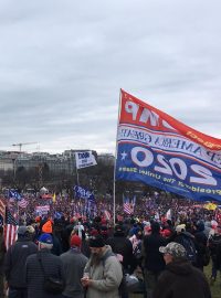 Podle přítomných novinářů policie použila uvnitř budovy slzný plyn, demonstranti přesto pronikli do jednacích sálů obou komor Kongresu