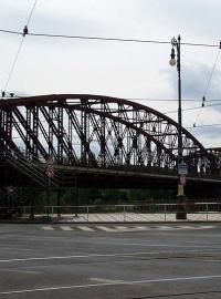 Přes pražský železniční most už nepřejdete. Praha v pátek uzavřela lávky, které vedou z obou stran kolejí, protože jsou v havarijním stav.