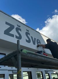 Nový nápis ZŠ Švermova na budově školy