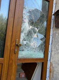 Rozbité dveře domu, ve kterém policie zadržela Tomáše Jiřikovského