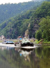 Ředitelství vodních cest plánuje podpořit rekreační plavbu po Labi. Chystá se postavit 10 nových přístavišť a mol od Roudnice nad Labem po Hřensko. Právě ve Hřensku (na snímku) se dostalo do sporut se správu Národního Parku České Švýcarsko