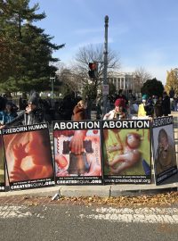 Americký nejvyšší soud jedná o zrušení práva na potrat. Zastánci i odpůrci tohoto práva se sešli před budovou Nejvyššího soudu