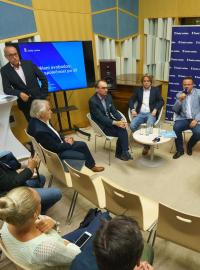 Tisková konference konající se k projektu Rozděleni svobodou.