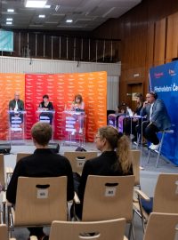 Sedm politických expertů na školství diskutuje v sedmé debatě Česko 2025