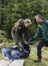 Správa krkonošského národního parku pořádá pravidelné akce úklidu lesa, kterých se mohou zúčastnit i dobrovolníci