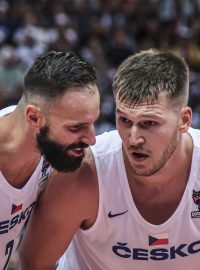 Čeští basketbaloví reprezentanti Vojtěch Hruban (vlevo) a Martin Peterka (vpravo)