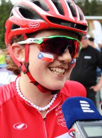 Bikerka Adéla Šafářová po dojezdu v Novém Městě na Moravě.