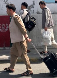 Afghánští pasažéři na cestě k letišti v Kábulu