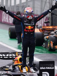 Max Verstappen slaví výhru ve Velké ceně Sao Paula