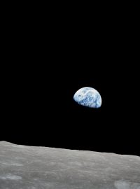 Apollo 8, první pilotovaná mise na Měsíc, vstoupilo na oběžnou dráhu Měsíce na Štědrý den 24. prosince 1968. Velitel Frank Borman, pilot velitelského modulu Jim Lovell a pilot lunárního modulu William Anders uskutečnili přímý přenos z oběžné dráhy Měsíce, v němž ukázali snímky Země a Měsíce, jak je viděli z kosmické lodi
