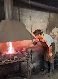 Kováři, řezbáři, malíři, ale třeba i herci v Sušici dovolí nahlédnout do jejich tvorby