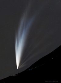 V Česku bylo možné na ranní obloze zahlédnout vyfotografovanou kometu naposledy v neděli, z jižní polokoule byla ale její viditelnost lepší a podle Kuřáka ji ještě 27.1. mohou lidé v jižních šířkách sledovat