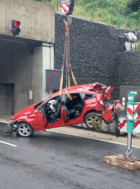 Auto, jeho řidič se snažil ujet před policisty při přeshraničním pronásledování