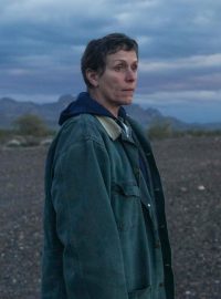 Frances McDormand ve snímku Země nomádů