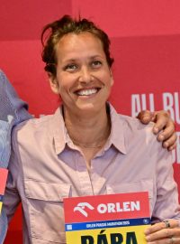 Tenistka Barbora Strýcová na tiskové konferenci pražského maratonu 2025