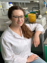 Barbora Hrnčířová a Pavel Dvořák v laboratoři