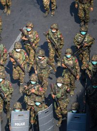 Barmská armáda a další bezpečnostní složky totiž k potlačení demonstrací opakovaně použily vodní děla, slzný plyn, gumové projektily, proti neozbrojeným demonstrantům ale zahajují také ostrou palbu