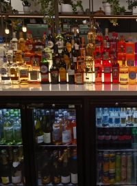 Barman musí jít tisíckrát za směnu do lednice a natahovat se pro lahve do vysokých regálů, nebo se krčit u lednice schované pod pultem
