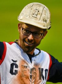 Baseballista Eric Sogard se raduje z homerunu v utkání proti Řecku