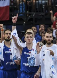 Čeští basketbalisté na střídačce