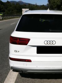 Ukradené bílé Audi zastavené policisty na Liberecku