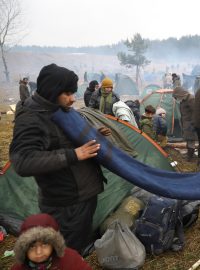 Provizorní tábor v Bělorusku v blízkosti polské hranice