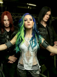 Švédská death metalová skupina Arch Enemy: hlavní hvězda letošního Rocku pod Kameňom, která podle exorcity Degra nabádá k &quot;zaprodání duše ďáblu&quot;.