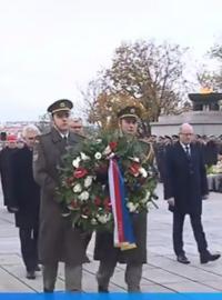 Důvodem, proč byl letos ceremoniál na pražském Vítkově kratší, bylo to, že se pokládaly tři věnce najednou a stuhu samostatně upravil pouze prezident Miloš Zeman.