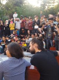 Běženci uspořádali koncert k MDŽ ve spolupráci s neziskovými organizacemi před radnicí hlavního města Samosu.