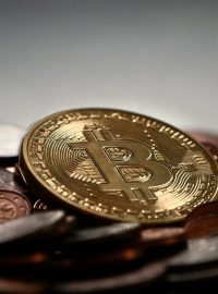 Bitcoin vznikl v roce 2009 jako alternativa oficiálních měn a během let se prosadil jako přední kybernetická měna světa. (Ilustrační snímek)