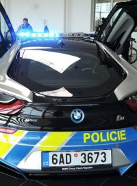 Vůz BMW i8 v policejních barvách.