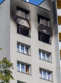 Šest lidí, včetně tří dětí, zemřelo při požáru  v bytě. Dalších pět lidí poté, kdy se snažili před ohněm uchránit skokem z domu