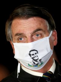 Brazilský prezident Jair Bolsonaro se dlouhodobě vymezoval vůči nošení roušek.